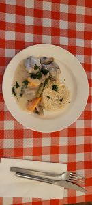 Lire la suite à propos de l’article La blanquette de veau à l&rsquo;ancienne : un grand classique au Petit Bouillon Vavin