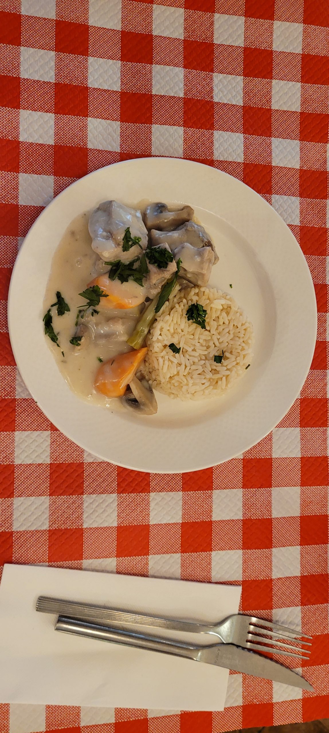 You are currently viewing La blanquette de veau à l&rsquo;ancienne : un grand classique au Petit Bouillon Vavin